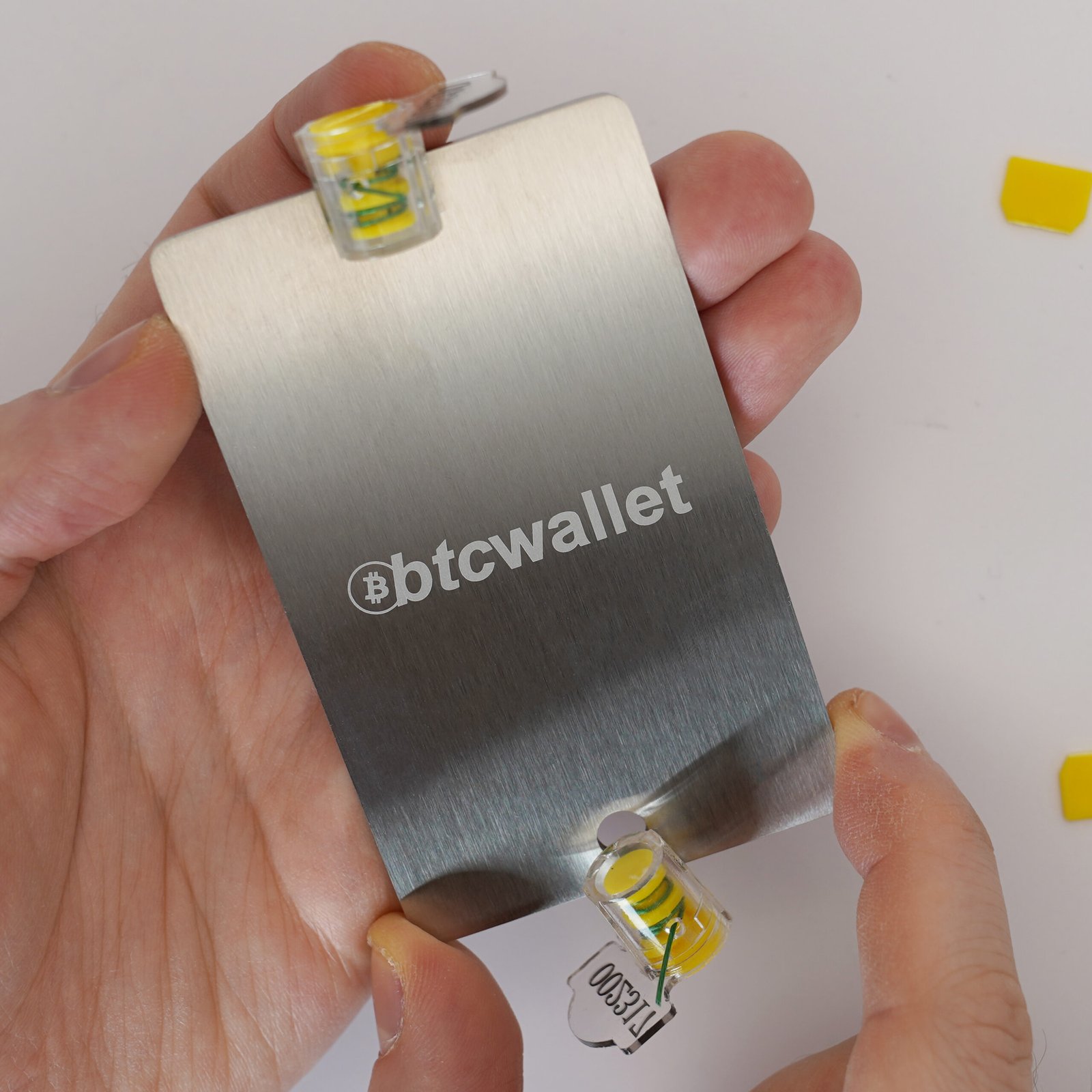 Metalowe płytki Btcwallet White Plate with Seals do przechowywania seed phrase 2 szt. + plomby + rysik grawerski 9 Metalowe płytki Btcwallet White Plate with Seals do przechowywania seed phrase 2 szt. + plomby + rysik grawerski 9