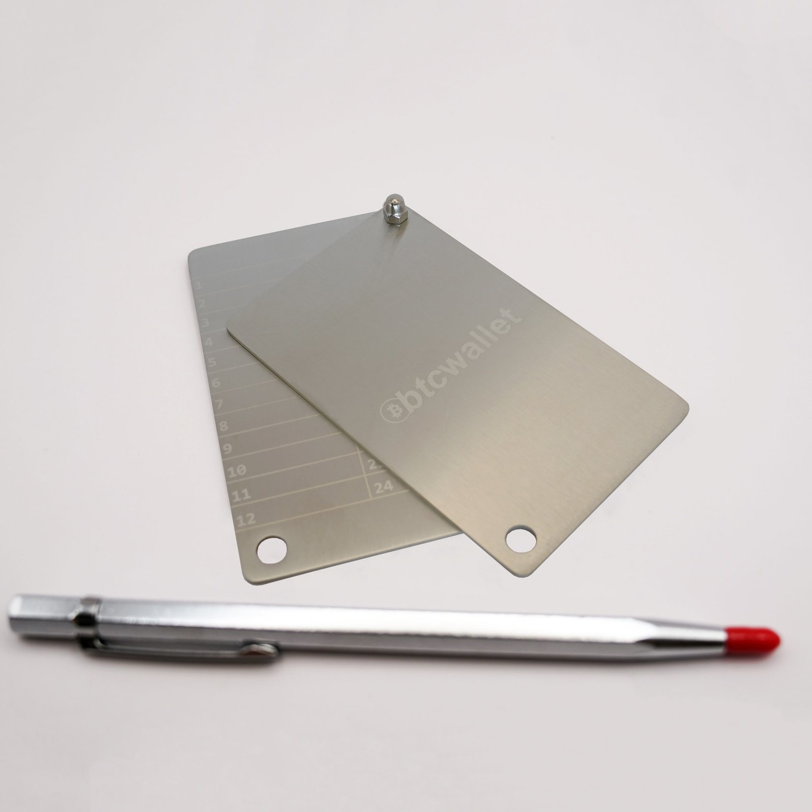 Metalowe płytki Btcwallet White Plate do przechowywania seed phrase 2 szt. + śruba montażowa + graw. ręczka 4 Metalowe płytki Btcwallet White Plate do przechowywania seed phrase 2 szt. + śruba montażowa + graw. ręczka 4